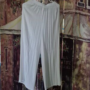 Nwt Ladies Pants, white, size small. Loose wide legs.